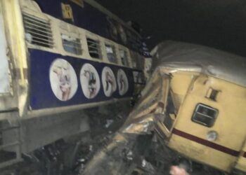 भारतमा दुई यात्रुबाहक रेल एकआपसमा ठोक्किँदा ९ को मृत्यु