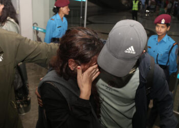 युद्धग्रस्त क्षेत्र इजरायलबाट मातृभूमी टेक्दाको आँसु…(तस्बिरहरु)