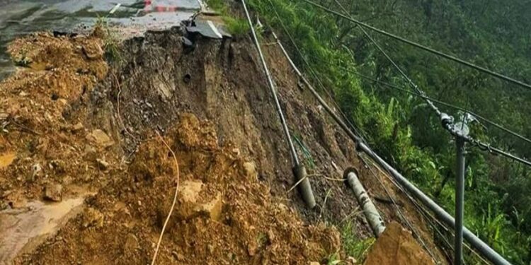 पहिरोले मध्यपहाडी लोकमार्ग ठप्प