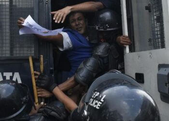 सिंहदरवार गेटबाट १६ अधिकारकर्मी पक्राउ