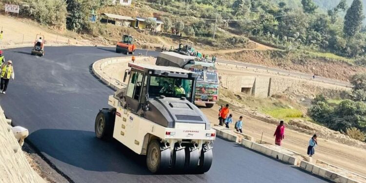 मुग्लिन-पोखरा सडक : डुम्रे–छिर्कने खण्डमा कालोपत्र गर्न थालियो