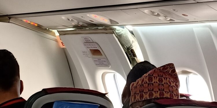 उड्न ठिक्क भएको बुद्ध एयरको आपतकालीन ढोका यात्रुले खोलेपछि…