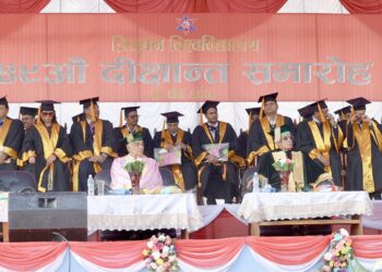 त्रिविबाट दीक्षित विद्यार्थी भन्छन् : पाठ्यक्रम ‘आउट–डेटेड’ भइसक्यो, बजारमा बिक्नै गाह्रो छ