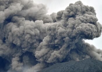 इन्डोनेसियामा ज्वालामुखी विस्फोट : ११ जनाको मृत्यु