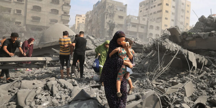 गाजास्थित शरणार्थी शिविरमा इजरायली हवाई आक्रमण, ७० जनाको मृत्यु