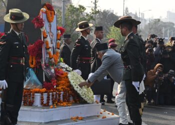 राष्ट्रपति पौडेलद्वारा पृथ्वीनारायण शाहको सालिकमा पुष्पहार अर्पण
