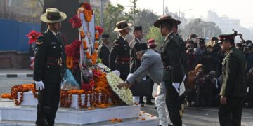 राष्ट्रपति पौडेलद्वारा पृथ्वीनारायण शाहको सालिकमा पुष्पहार अर्पण